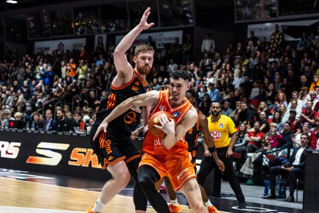 GER, easy Credit Basketball Bundesliga, Niners Chemnitz RASTA Vechta 04 01 2026, Messe, Chemnitz, GER, easy Credit Basketball Bundesliga, Niners Chemnitz RASTA Vechta Yordan Minchev Niners Chemnitz, 91 , Luc van Slooten RASTA Vechta 6 Foto Alexander Trienitz Chemnitz Messe Sachsen Germany
