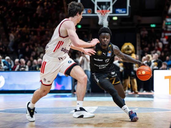 Barra Njie Basketball Loewen Braunschweig, 13 in duel against Justinian Jessup FC Bayern Muenchen, 10 Basketball Loewen Braunschweig vs FC Bayern Muenchen, Basketball, easyCredit Basketball Bundesliga, Matchday 14, Season 2025 2026, 04 01 2026 Basketball Loewen Braunschweig vs FC Bayern Muenchen, Basketball, easyCredit Basketball Bundesliga, Matchday 14, Season 2025 2026, 04 01 2026 Braunschweig Copyright: xEibner-Pressefoto DamianxKruczynx EP_DKI