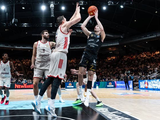 Nikola Tomic Basketball Loewen Braunschweig, 07 is blocked by Johannes Voigtmann FC Bayern Muenchen, 07 Basketball Loewen Braunschweig vs FC Bayern Muenchen, Basketball, easyCredit Basketball Bundesliga, Matchday 14, Season 2025 2026, 04 01 2026 Basketball Loewen Braunschweig vs FC Bayern Muenchen, Basketball, easyCredit Basketball Bundesliga, Matchday 14, Season 2025 2026, 04 01 2026 Braunschweig Copyright: xEibner-Pressefoto DamianxKruczynx EP_DKI