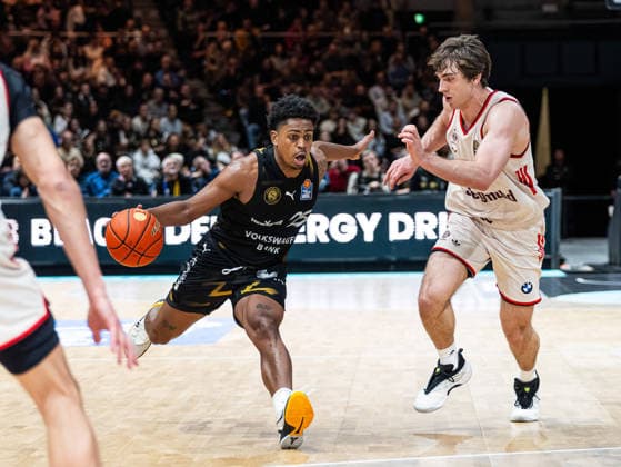 Grant Sherfield Basketball Loewen Braunschweig, 25 in duel against Justinian Jessup FC Bayern Muenchen, 10 Basketball Loewen Braunschweig vs FC Bayern Muenchen, Basketball, easyCredit Basketball Bundesliga, Matchday 14, Season 2025 2026, 04 01 2026 Basketball Loewen Braunschweig vs FC Bayern Muenchen, Basketball, easyCredit Basketball Bundesliga, Matchday 14, Season 2025 2026, 04 01 2026 Braunschweig Copyright: xEibner-Pressefoto DamianxKruczynx EP_DKI