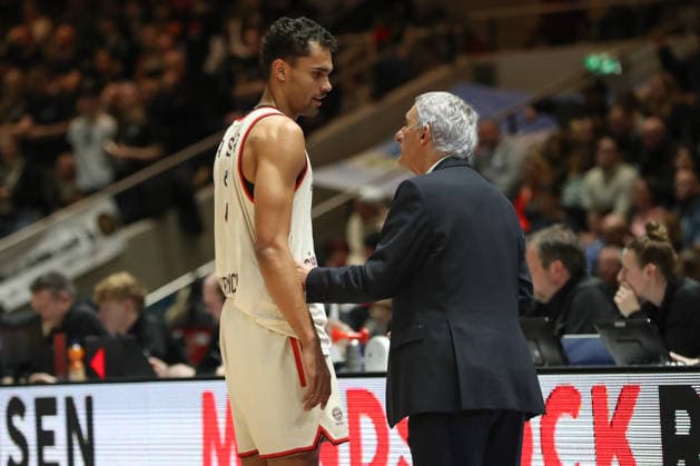 04 01 2026, xgox, Basketball, easyCredit BBL, Basketball Loewen Braunschweig FC Bayern München emspor, v l Oscar da Silva Bayern, 1 , Svetislav Pesic Bayern, Coach Braunschweig