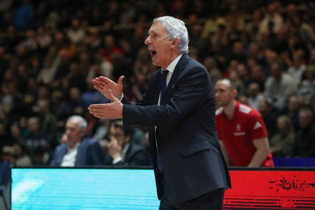 04 01 2026, xgox, Basketball, easyCredit BBL, Basketball Loewen Braunschweig FC Bayern München emspor, v l Svetislav Pesic Bayern, coach gives instructions, gesticulates with arms, gesticulate, gives instructions Braunschweig