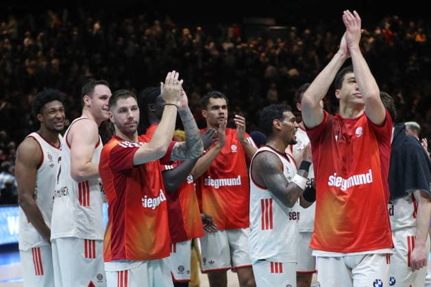 04 01 2026, xgox, Basketball, easyCredit BBL, Basketball Loewen Braunschweig FC Bayern München emspor, v l Bayern cheering about the victory, cheering after the end of the game Braunschweig