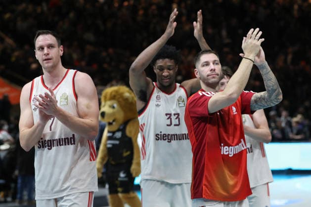 04 01 2026, xgox, Basketball, easyCredit BBL, Basketball Loewen Braunschweig FC Bayern München emspor, v l Bayern cheering about the victory, cheering after the end of the game Braunschweig