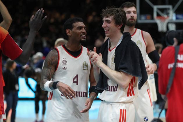 04 01 2026, xgox, Basketball, easyCredit BBL, Basketball Loewen Braunschweig FC Bayern München emspor, v l Bayern um Xavier Rathan Mayes Bayern, 4 cheering about the victory, cheering after the end of the game Braunschweig