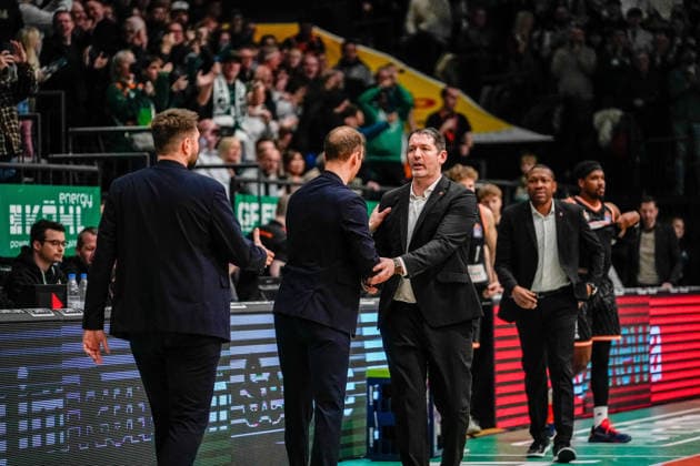 04 01 2026, xdaymx, Basketball easyCredit BBL, Gladiators Trier Ratiopharm Ulm Shakehands between the coaches Jacques Schneider Trier and Ty Harrelson Ulm after the match DFL DFB REGULATIONS PROHIBIT ANY USE OF PHOTOGRAPHS as IMAGE SEQUENCES and or QUASI VIDEO Trier