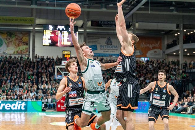 04 01 2026, xdaymx, Basketball easyCredit BBL, Gladiators Trier Ratiopharm Ulm Steven Ashworth Trier prevails against all DFL DFB REGULATIONS PROHIBIT ANY USE OF PHOTOGRAPHS as IMAGE SEQUENCES and or QUASI VIDEO Trier