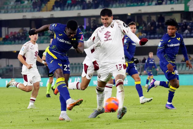 Verona™s Daniel Mosquera Torino™s Guillermo Maripan during the Serie A soccer match between Hellas Verona and Torino FC at the Bentegodi Stadium in Verona, north west Italy - Sunday , January 04 , 2026. - Soccer .  Copyright: xPaolaxGarbuio Lapressex