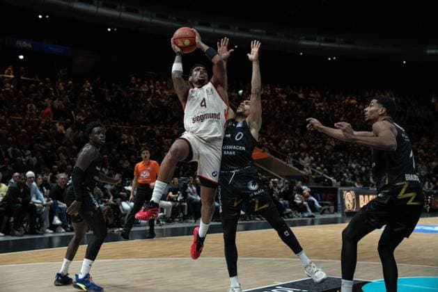 Scene with Xavier Rathan Mayes 4, FC Bayern Basketball , David NGuessan 1 Basketball Lions Braunschweig , Adrian Worthy 0 Basketball Lions Braunschweig and Barra Njie 13 Basketball Lions Braunschweig in the EasyCredit BBL on matchday 14 in Braunschweig Game action with Xavier Rathan Mayes 4, FC Bayern Basketball , David NGuessan 1 Basketball Lions Braunschweig and Adrian Worthy 0 Basketball Lions Braunschweig Copyright: xFeyzullahxGökalp feyzofsportsx