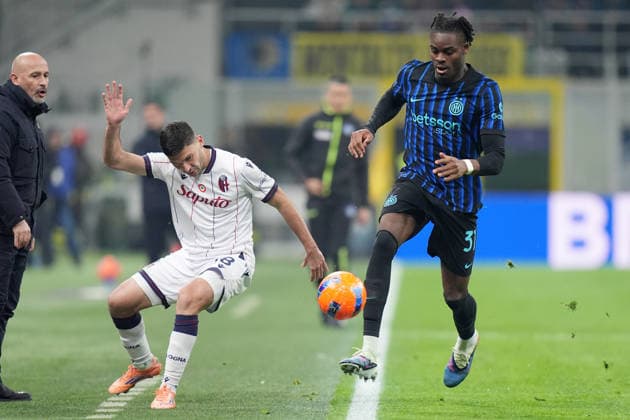 Inter Milan s Yann Bisseck fights for the ball with Bologna s Remo Freuler during the Serie A soccer match between Inter and Bologna at the San Siro Stadium in Milan , north Italy - Sunday, January 04 , 2025. - Soccer .  Copyright: xSpada LaPressex