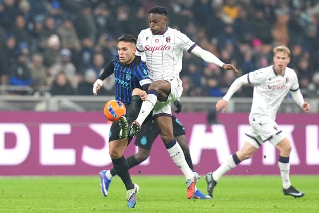 Inter Milan™s Lautaro Martinez fights for the ball with Bologna s Jhon Lucumi during the Serie A soccer match between Inter and Bologna at the San Siro Stadium in Milan , north Italy - Sunday, January 04 , 2025. - Soccer .  Copyright: xSpada LaPressex
