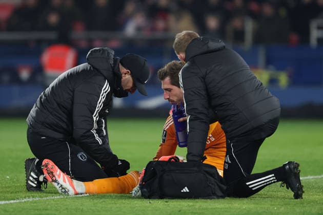 FBL FRA LIGUE1 Paris Saint Germain Paris FC golakeeper Kevin Trapp Paris FC lies injured on the ground during the French L1 football match between Paris Saint Germain PSG and Paris FC at Parc des Princes on January 04, 2026 in Paris France Copyright: JoaquimxFerreira