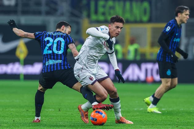 FC Internazionale vs Bologna FC Serie A 2025 26 04 01 2026 Nikola Moro of Bologna FC competes for the ball with Hakan Calhanoglu of FC Internazionale during Serie A 2025 26 football match between FC Internazionale and Bologna FC at San Siro Stadium in Milan Copyright: xBEAUTIFULxSPORTS Carabellix