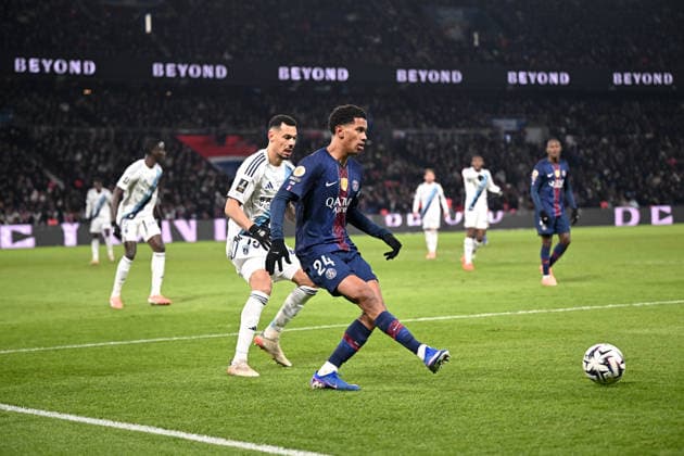 Paris Saint-Germain v Paris FC - Ligue 1 McDonald s 2025 2026 15 Timothee KOLODZIEJCZAK (pfc) - 24 Senny MAYULU (psg) during the Ligue 1 McDonald s match between Paris Saint-Germain and Paris FC at Parc des Princes on January 4, 2026 in Paris, France. Paris France  Copyright: xFEPx 776348245