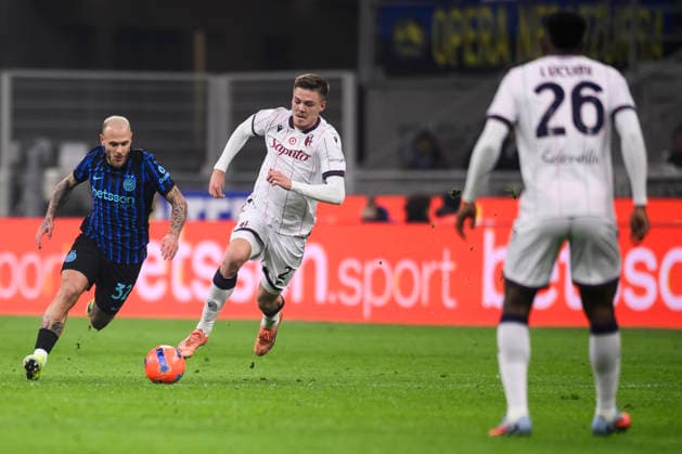 FC Internazionale v Bologna FC - Serie A Federico Dimarco of FC Internazionale competes for the ball with Emil Holm of Bologna FC during the Serie A football match between FC Internazionale and Bologna FC. Milan Italy Copyright: xNicolòxCampox