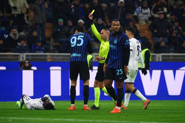 FC Internazionale V Bologna FC 1909 - Serie A Alessandro Bastoni receives a yellow card during the Serie A match between FC Internazionale and Bologna FC 1909 at Giuseppe Meazza stadium in Milano, Italy, on January 4, 2026 Milano Italy  Copyright: xMairoxCinquettix originalFilename:cinquetti-fcintern260104_npoMH.jpg