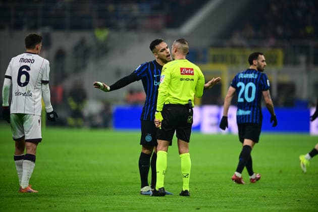 Inter Milan v Bologna FC - Serie A Lautaro Martinez of Inter Milan and referee Marco Guida speak during the Serie A match between Inter Milan and Bologna FC at San Siro Stadium in Milan, Italy, on April 1, 2026. Milan Lombardy Italy  Copyright: xAndreaxDiodatox originalFilename:diodato-intermil260104_npp7z.jpg
