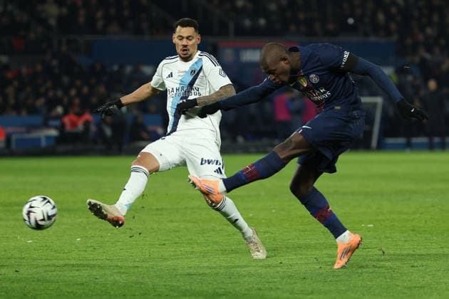 FBL FRA LIGUE1 Paris Saint Germain Paris FC Timothee Kolodziejczak Paris FC , Nuno Mendes Paris Saint Germain during the French L1 football match between Paris Saint Germain PSG and Paris FC at Parc des Princes on January 04, 2026 in Paris France Copyright: JoaquimxFerreira