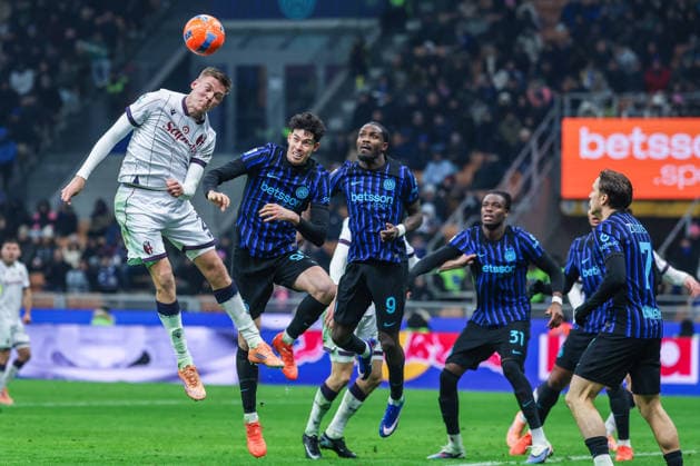 FC Internazionale vs Bologna FC Serie A 2025 26 04 01 2026 Emil Holm of Bologna FC seen in action with Alessandro Bastoni of FC Internazionale during Serie A 2025 26 football match between FC Internazionale and Bologna FC at San Siro Stadium in Milan Copyright: xBEAUTIFULxSPORTS Carabellix