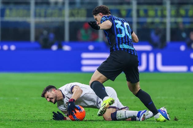 FC Internazionale vs Bologna FC Serie A 2025 26 04 01 2026 Riccardo Orsolini of Bologna FC competes for the ball with Carlos Augusto of FC Internazionale during Serie A 2025 26 football match between FC Internazionale and Bologna FC at San Siro Stadium in Milan Copyright: xBEAUTIFULxSPORTS Carabellix
