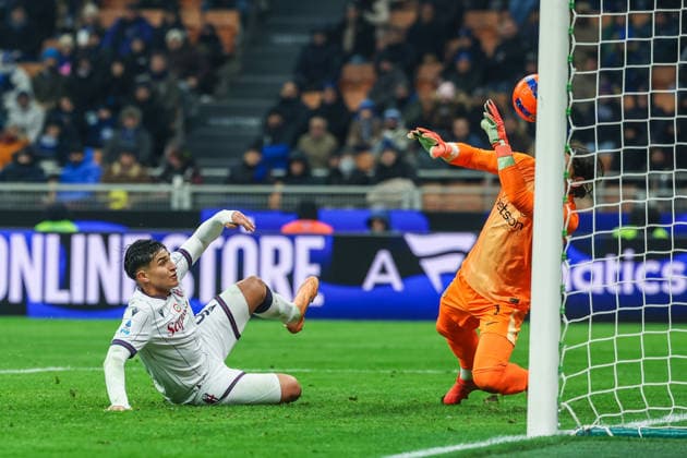 Santiago Castro of Bologna FC scores a goal during Serie A 2025 26 football match between FC Internazionale and Bologna FC at San Siro Stadium in Milan  Copyright: xFabrizioxCarabelli IPAxSportx xipa-agency.netx xx IPA_69697224 IPA_Agency_IPA69697224