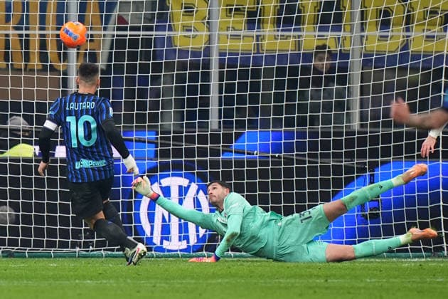Inter Milan™s Lautaro Martinez , Bologna s goalkeeper Federico Ravaglia during the Serie A soccer match between Inter and Bologna at the San Siro Stadium in Milan , north Italy - Sunday, January 04 , 2025. - Soccer .  Copyright: xSpada LaPressex