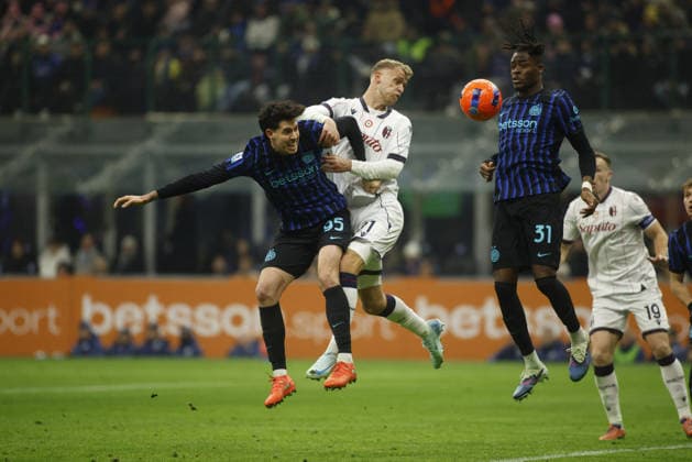 CALCIO - Serie A - Inter - FC Internazionale vs Bologna FC Jens Odgard of Bologna FC and Alessandro Bastoni of FC Inter during the Italian Serie A, 2025 26 season, football match between FC Inter and Bologna FC on 04 January 2026, at Giuseppe Meazza Stadium, San Siro, Milan, Italy. Photo Nderim KACELI Milan Italy  Copyright: xIPAxSport ABACAx