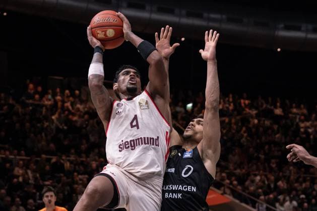 Game action with Xavier Rathan Mayes 4 FC Bayern Basketball and Adrian Worthy 0 Basketball Lions Braunschweig Xavier Rathan Mayes 4 FC Bayern Basketball with throw against Adrian Worthy 0 Basketball Lions Braunschweig Copyright: xFeyzullahxGökalp feyzofsportsx