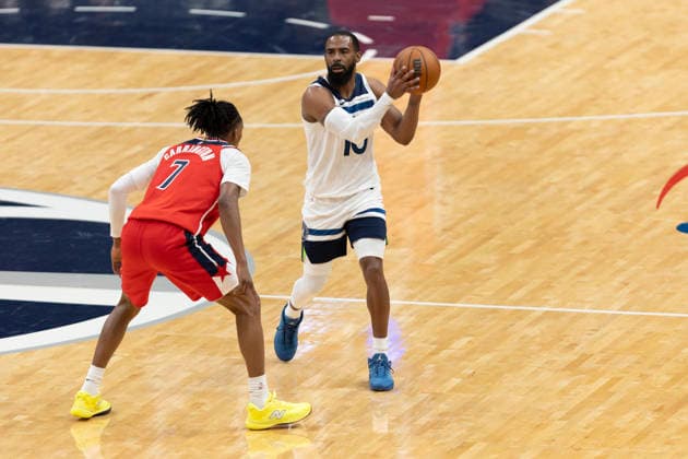 WASHINGTON, DC - JANUARY 04: Minnesota Timberwolves guard Mike Conley (10) looks for an open teammate during a game between Minnesota Timberwolves and Washington Wizards on January 4, 2026 at the Capital One Arena in Washington, DC. (Photo by Charles Brock Icon Sportswire) NBA, Basketball Herren, USA JAN 04 Minnesota Timberwolves at Washington Wizards EDITORIAL USE ONLY Icon260104011