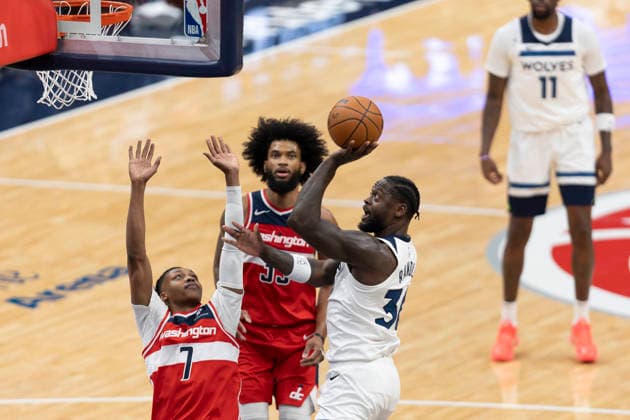 WASHINGTON, DC - JANUARY 04: Minnesota Timberwolves forward Julius Randle (30) lays the ball up over Washington Wizards guard Bub Carrington (7) during a game between Minnesota Timberwolves and Washington Wizards on January 4, 2026 at the Capital One Arena in Washington, DC. (Photo by Charles Brock Icon Sportswire) NBA, Basketball Herren, USA JAN 04 Minnesota Timberwolves at Washington Wizards EDITORIAL USE ONLY Icon260104013