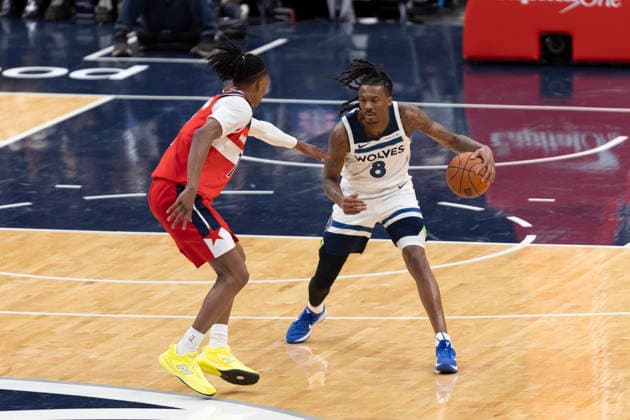WASHINGTON, DC - JANUARY 04: Minnesota Timberwolves guard Bones Hyland (8) bring the ball up court while being guarded by Washington Wizards guard Bub Carrington (7) during a game between Minnesota Timberwolves and Washington Wizards on January 4, 2026 at the Capital One Arena in Washington, DC. (Photo by Charles Brock Icon Sportswire) NBA, Basketball Herren, USA JAN 04 Minnesota Timberwolves at Washington Wizards EDITORIAL USE ONLY Icon260104014