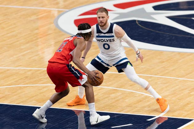 WASHINGTON, DC - JANUARY 04: Minnesota Timberwolves guard Donte Divincenzo (0) presses Washington Wizards guard Tre Johnson (12) during a game between Minnesota Timberwolves and Washington Wizards on January 4, 2026 at the Capital One Arena in Washington, DC. (Photo by Charles Brock Icon Sportswire) NBA, Basketball Herren, USA JAN 04 Minnesota Timberwolves at Washington Wizards EDITORIAL USE ONLY Icon260104017