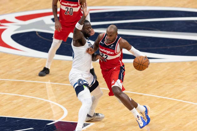 WASHINGTON, DC - JANUARY 04: Washington Wizards forward Khris Middleton (22) drives to the basket on Minnesota Timberwolves forward Julius Randle (30) during a game between Minnesota Timberwolves and Washington Wizards on January 4, 2026 at the Capital One Arena in Washington, DC. (Photo by Charles Brock Icon Sportswire) NBA, Basketball Herren, USA JAN 04 Minnesota Timberwolves at Washington Wizards EDITORIAL USE ONLY Icon260104020