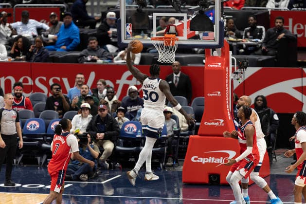 WASHINGTON, DC - JANUARY 04: Minnesota Timberwolves forward Julius Randle (30) dunks the ball during a game between Minnesota Timberwolves and Washington Wizards on January 4, 2026 at the Capital One Arena in Washington, DC. (Photo by Charles Brock Icon Sportswire) NBA, Basketball Herren, USA JAN 04 Minnesota Timberwolves at Washington Wizards EDITORIAL USE ONLY Icon260104026