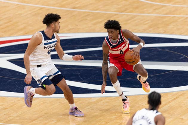WASHINGTON, DC - JANUARY 04: Washington Wizards guard AJ Johnson (4) makes a move towards the basket during a game between Minnesota Timberwolves and Washington Wizards on January 4, 2026 at the Capital One Arena in Washington, DC. (Photo by Charles Brock Icon Sportswire) NBA, Basketball Herren, USA JAN 04 Minnesota Timberwolves at Washington Wizards EDITORIAL USE ONLY Icon260104036