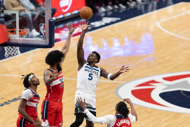 WASHINGTON, DC - JANUARY 04: Minnesota Timberwolves guard Anthony Edwards (5) attempts a lay up over Washington Wizards forward Marvin Bagley III (35) during a game between Minnesota Timberwolves and Washington Wizards on January 4, 2026 at the Capital One Arena in Washington, DC. (Photo by Charles Brock Icon Sportswire) NBA, Basketball Herren, USA JAN 04 Minnesota Timberwolves at Washington Wizards EDITORIAL USE ONLY Icon260104001
