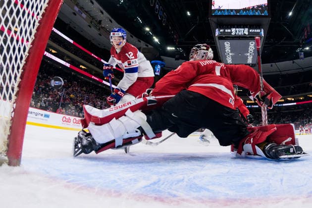 260104 Maxmilian Curran of Czech Republic challenges goaltender Jack Ivankovic of Canada during the 2026 IIHF World Junior Championship semifinal game between Canada and Czech Republic on January 4, 2026 in Saint Paul Photo Joel Marklund BILDBYRAN kod JM JM0772 bbeng ishockey ice hockey jvm junior vm u20 2026 iihf world junior championship world juniors semifinal canada kanada czech republic czechia  Copyright: JOELxMARKLUND BB260104JM164