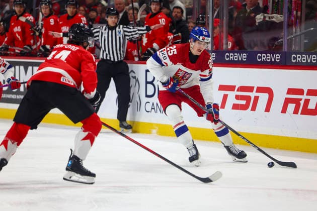 January 4, 2026, St. Paul, Minnesota, United States: Czechia forward STEPAN HOCH (25) looks to pass. Canada and Czechia faced off in the Semifinal round of the IIHF World Junior Championship on January 4th. Czechia was victorious 6-4. St. Paul United States - ZUMAt166 20260104_zsp_t166_074 Copyright: xMichaelxTurnerx