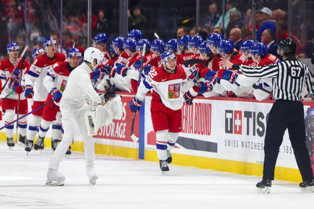 January 4, 2026, St. Paul, Minnesota, United States: Czechia forward ADAM TITLBACH (22) celebrates with his teammates after scoring a goal. Canada and Czechia faced off in the Semifinal round of the IIHF World Junior Championship on January 4th. Czechia was victorious 6-4. St. Paul United States - ZUMAt166 20260104_zsp_t166_085 Copyright: xMichaelxTurnerx