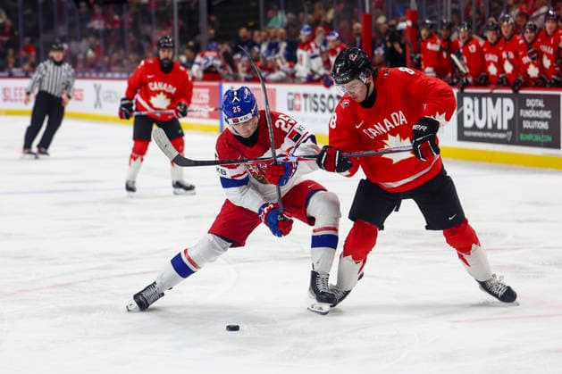 January 4, 2026, St. Paul, Minnesota, United States: Czechia forward STEPAN HOCH (25) and Canada forward BRAEDEN COOTES (8) battle for the puck. Canada and Czechia faced off in the Semifinal round of the IIHF World Junior Championship on January 4th. Czechia was victorious 6-4. St. Paul United States - ZUMAt166 20260104_zsp_t166_088 Copyright: xMichaelxTurnerx