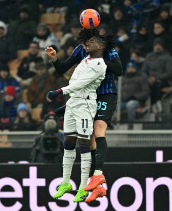 (260105) -- MILAN, Jan. 5, 2026 -- Inter Milan s Alessandro Bastoni (R) vies with Bologna s Jonathan Rowe during a Serie A football match between Inter Milan and Bologna in Milan, Italy, Jan. 4, 2026. (Photo by Xinhua) (SP)ITALY-MILAN-FOOTBALL-SERIE A-INTER MILAN VS BOLOGNA AlbertoxLingria 