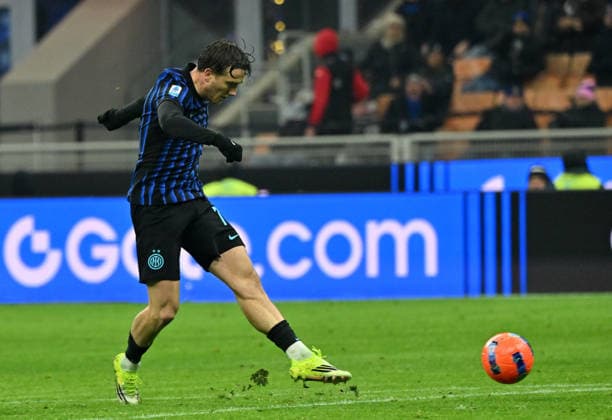 (260105) -- MILAN, Jan. 5, 2026 -- Inter Milan s Piotr Zielinski shoots and scores during a Serie A football match between Inter Milan and Bologna in Milan, Italy, Jan. 4, 2026. (Photo by Xinhua) (SP)ITALY-MILAN-FOOTBALL-SERIE A-INTER MILAN VS BOLOGNA AlbertoxLingria 