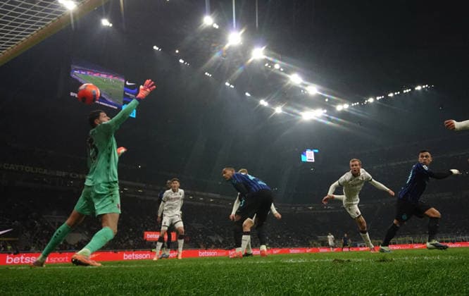 (260105) -- MILAN, Jan. 5, 2026 -- Inter Milan s Lautaro Martinez (1st R) heads to score during a Serie A football match between Inter Milan and Bologna in Milan, Italy, Jan. 4, 2026. (Photo by Xinhua) (SP)ITALY-MILAN-FOOTBALL-SERIE A-INTER MILAN VS BOLOGNA AlbertoxLingria 