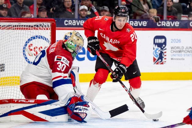 January 4, 2026, St. Paul, Mn, USA: Canada s Cole Reschny (21) shoots on Czechia goaltender Michal Orsulak (30) during third period semifinal IIHF World Junior Hockey Championship action, in St. Paul, Minn., on Sunday, January 4, 2026. Canada News - January 4, 2026 - ZUMAc35_ 20260104_zaf_c35_067 Copyright: xChristopherxKatsarovx