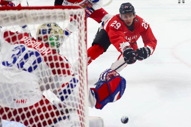 January 4, 2026, St. Paul, Minnesota, USA: Canada forward MICHAEL HAGE (29) sends the puck towards the goalies pads. Canada and Czechia faced off in the Semifinal round of the IIHF World Junior Championship on January 4th. Czechia was victorious 6-4. St. Paul USA - ZUMAt166 20260104_zsp_t166_108 Copyright: xMichaelxTurnerx