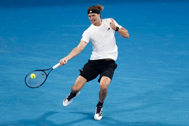TENNIS UNITED CUP SYDNEY, Alexander Zverev of team Germany plays a backhand in his Group F singles match against Hubert Hurkacz of team Poland during day four of the 2026 United Cup at Ken Rosewall Arena in Sydney, Monday, January 5, 2026. ( NO ARCHIVING, EDITORIAL USE ONLY SYDNEY NEW SOUTH WALES AUSTRALIA  Copyright: xMARKxEVANSx 20260105139634403478