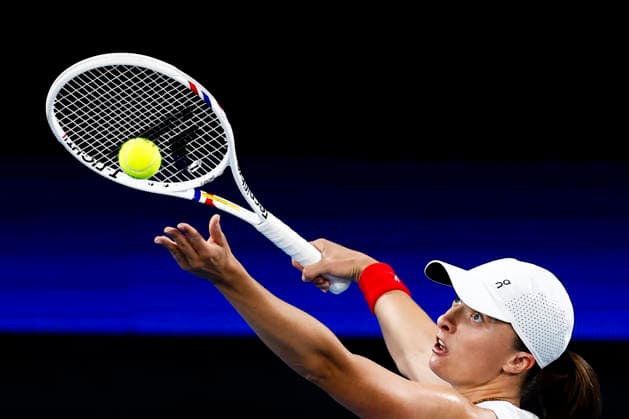 TENNIS UNITED CUP SYDNEY, Iga Swiatek of team Poland serves in her Group F singles match against Eva Lys of Team Germany during day four of the 2026 United Cup at Ken Rosewall Arena in Sydney, Monday, January 5, 2026. ( NO ARCHIVING, EDITORIAL USE ONLY SYDNEY NEW SOUTH WALES AUSTRALIA  Copyright: xMARKxEVANSx 20260105154586793715
