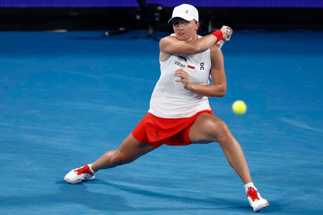 TENNIS UNITED CUP SYDNEY, Iga Swiatek of team Poland serves in her Group F singles match against Eva Lys of Team Germany during day four of the 2026 United Cup at Ken Rosewall Arena in Sydney, Monday, January 5, 2026. ( NO ARCHIVING, EDITORIAL USE ONLY SYDNEY NEW SOUTH WALES AUSTRALIA  Copyright: xMARKxEVANSx 20260105121954550101