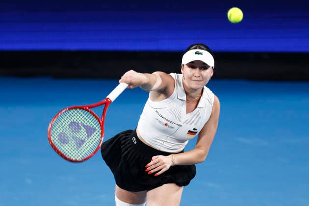 TENNIS UNITED CUP SYDNEY, Eva Lys of Team Germany serves in her Group F singles match against Iga Swiatek of team Poland during day four of the 2026 United Cup at Ken Rosewall Arena in Sydney, Monday, January 5, 2026. ( NO ARCHIVING, EDITORIAL USE ONLY SYDNEY NEW SOUTH WALES AUSTRALIA  Copyright: xMARKxEVANSx 20260105165452437154