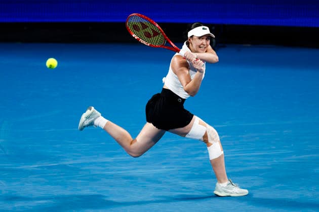 TENNIS UNITED CUP SYDNEY, Eva Lys of Team Germany plays a backhand in her Group F singles match against Iga Swiatek of team Poland during day four of the 2026 United Cup at Ken Rosewall Arena in Sydney, Monday, January 5, 2026. ( NO ARCHIVING, EDITORIAL USE ONLY SYDNEY NEW SOUTH WALES AUSTRALIA  Copyright: xMARKxEVANSx 20260105146322440052
